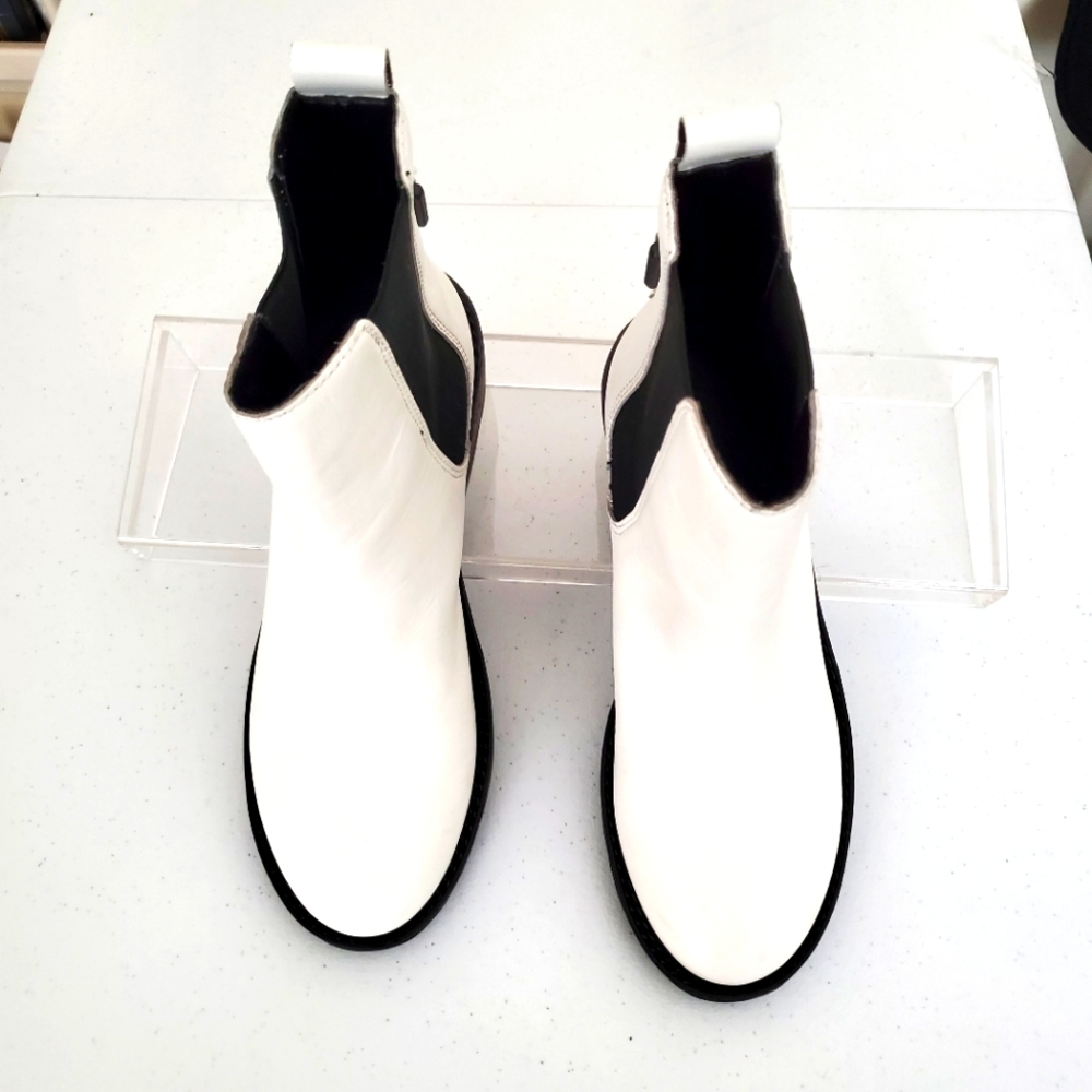 Kendall + Kylie leather pull-on boots size 8.5